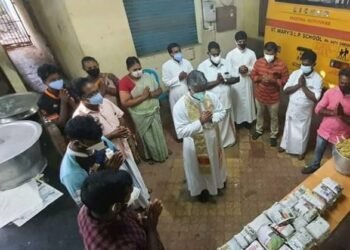 രണ്ടുമാസങ്ങളായി നിരാലംബർക്ക് ഭക്ഷണപ്പൊതികളെത്തിച്ച് വിഴിഞ്ഞം ഇടവക