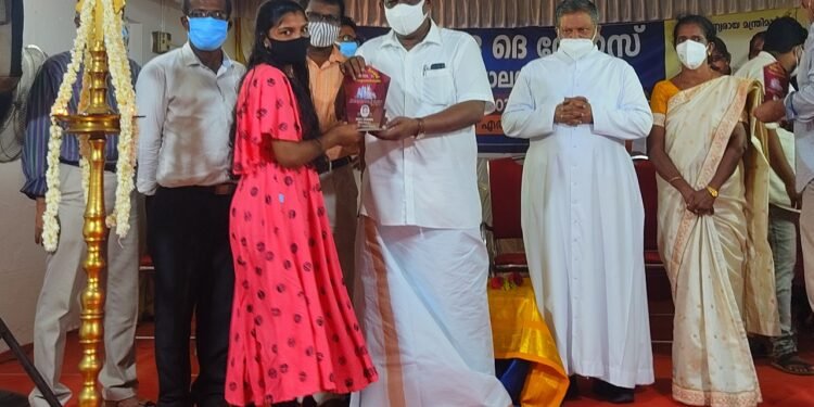 മാദ്രെ ദേ ദേവൂസ് വെട്ടുകാട് ഇടവകയിൽ മെറിറ്റ് വിദ്യാർത്ഥകൾക്ക് അവാർഡുകൾ വിതരണം ചെയ്തു
