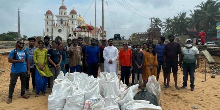 ബീച്ച് ക്ലീൻ അപ്പ് ഡ്രൈവ് പദ്ധതിയുമായി വെട്ടുകാട് ഇടവക
