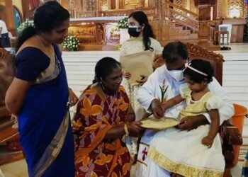 കുഞ്ഞുങ്ങൾക്ക് ആദ്യാക്ഷരം കുറിച്ച് വെട്ടുകാട് ഇടവക