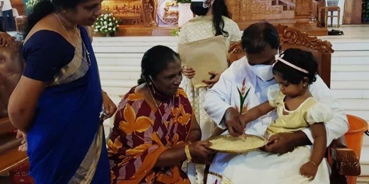 കുഞ്ഞുങ്ങൾക്ക് ആദ്യാക്ഷരം കുറിച്ച് വെട്ടുകാട് ഇടവക