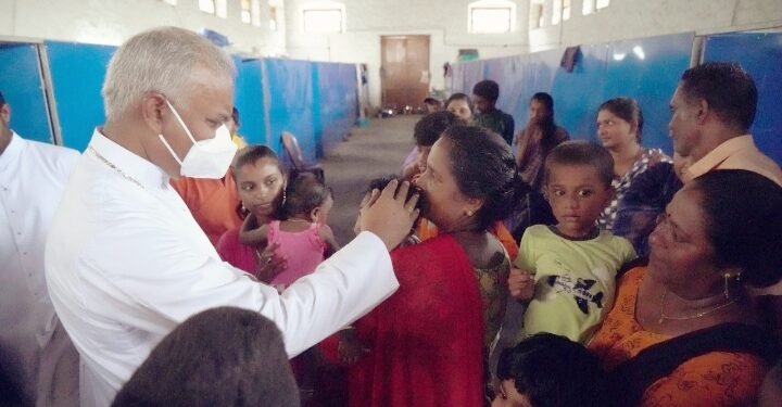 ക്യാമ്പുകൾ സന്ദർശിച്ച്; തോമസ് ജെ നെറ്റോ പിതാവ്