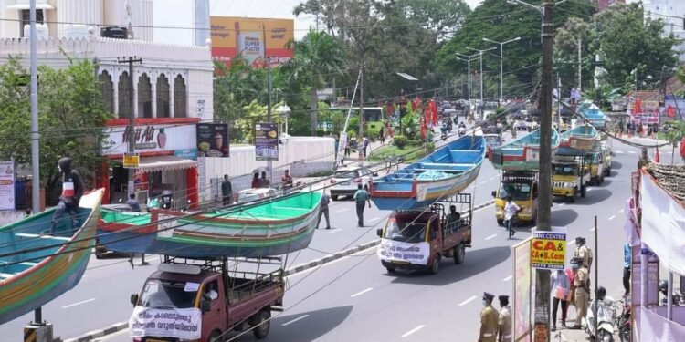 പോലീസും, ട്രാഫിക്കും, വെയിലും വട്ടംചുറ്റിച്ചിട്ടും സെക്രട്ടറിയേറ്റിലേക്ക് സമരച്ചൂട്