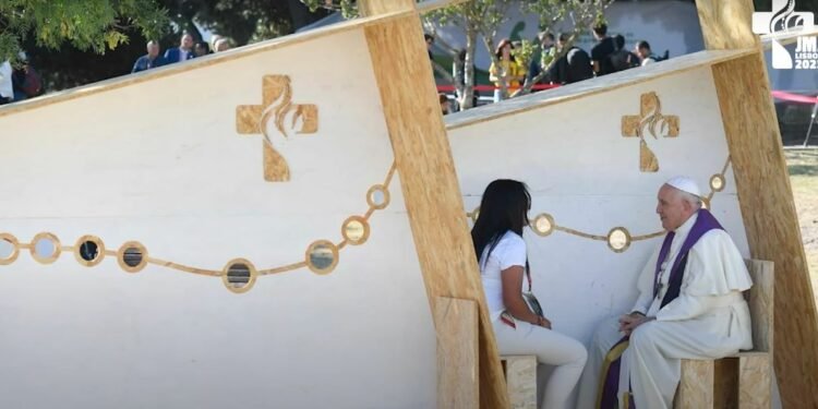 ലിസ്ബണില് യുവജനങ്ങളെ കുമ്പസാരിപ്പിച്ച് ഫ്രാന്സിസ് പാപ്പ