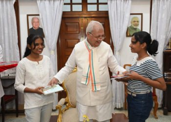 മണിപ്പൂർ കലാപത്തിൽ ഇരകളായ കുട്ടികൾക്കായി കേരള ഗവർണർക്ക് കുട്ടികളുടെ നിവേദനം