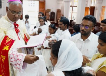 പ്രോ-ലൈഫ് കുടുംബങ്ങളിലെ നാല്‌ കുഞ്ഞുങ്ങൾക്ക് മെത്രാപൊലീത്തയുടെ കാർമികത്വത്തിൽ മാമോദീസ നൽകി