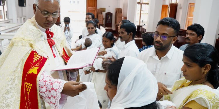 പ്രോ-ലൈഫ് കുടുംബങ്ങളിലെ നാല്‌ കുഞ്ഞുങ്ങൾക്ക് മെത്രാപൊലീത്തയുടെ കാർമികത്വത്തിൽ മാമോദീസ നൽകി