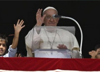 അഞ്ചു ഭൂഖണ്ഡങ്ങളിൽനിന്നുള്ള കുട്ടികളുമായി ത്രികാലജപ പ്രാർഥനാവേളയിൽ സെന്റ് പീറ്റേഴ്‌സ് സ്‌ക്വയറിൽ ഫ്രാൻസിസ് പാപ്പ