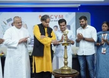 പള്ളിയോടൊപ്പവും പള്ളിക്കൂടങ്ങൾ നിർമ്മിക്കാൻ ആഹ്വാനം ചെയ്ത ആർച്ച്ബിഷപ്പ് ബെച്ചിനെല്ലിയുടെ സേവനങ്ങൾ അതുല്യം: ഡോ.ശശി തരൂർ എം പി