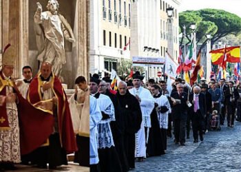 പരമ്പരാഗത ലത്തീൻ ദിവ്യബലി ഇഷ്ടപ്പെടുന്നവരുടെ വാർഷിക തീർത്ഥാടനത്തിൽ പങ്കെടുക്കാൻ എത്തിച്ചേർന്നത് ആയിരങ്ങൾ