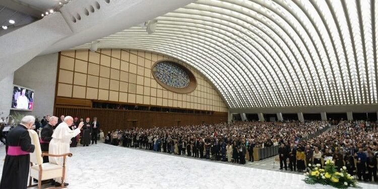 കരിസ്മാറ്റിക് പ്രസ്ഥാനങ്ങൾ കൃപയുടെ നീർചാലുകളാകണം: ഫ്രാൻസിസ് പാപ്പാ