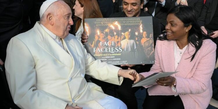 ‘ദ ഫെയ്സ് ഓഫ് ദ ഫെയ്സ് ലെസ്സ്’ ടീം ഫ്രാൻസിസ് പാപ്പയെ സന്ദർശിച്ചു