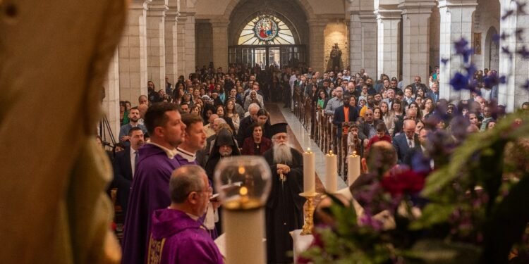 യുദ്ധാന്തരീക്ഷം, നിശബ്ദ പ്രദക്ഷിണത്തോടെ ബെത്ലഹേം നഗരം ആഗമനകാലത്തെ വരവേറ്റു