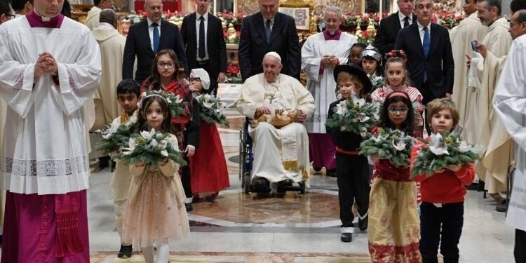 തിരുപ്പിറവിത്തിരുന്നാൾ ദിവ്യബലിയിൽ പുഷ്പാർച്ചകരായി ഫ്രാൻസീസ് പാപ്പായോടൊപ്പം രണ്ടു മലയാളി കുട്ടികളും.