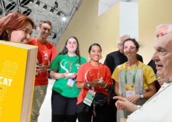 YOUCAT ന്റെ പുതിയ പതിപ്പ് പ്രസിദ്ധീകരിച്ചു; പുസ്തകത്തെ സ്നേഹിക്കാൻ ഫ്രാൻസിസ് പാപ്പ യുവ വായനക്കാരെ ക്ഷണിച്ചു