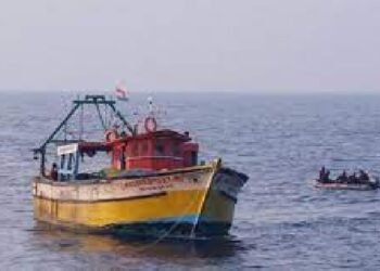 വിഴിഞ്ഞത്ത് ഉൾക്കടലിൽ കപ്പലിടിച്ച് മത്സ്യബന്ധന വള്ളം മറിഞ്ഞു; ഒരാൾക്ക് ഗുരുതര പരിക്ക്