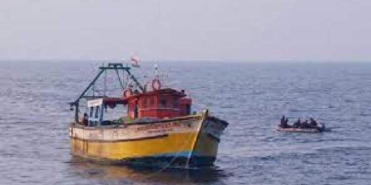 വിഴിഞ്ഞത്ത് ഉൾക്കടലിൽ കപ്പലിടിച്ച് മത്സ്യബന്ധന വള്ളം മറിഞ്ഞു; ഒരാൾക്ക് ഗുരുതര പരിക്ക്