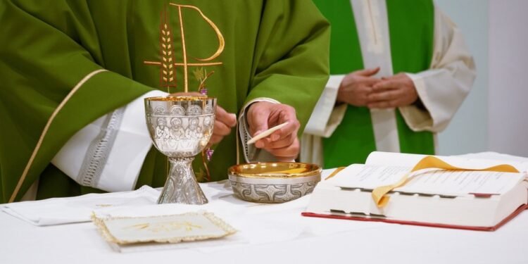 കൗദാശിക വാക്യങ്ങളിലും കൗദാശിക വസ്തുക്കളിലും മാറ്റം വരുത്തരുത്: വത്തിക്കാന്‍ വിശ്വാസ തിരുസംഘം