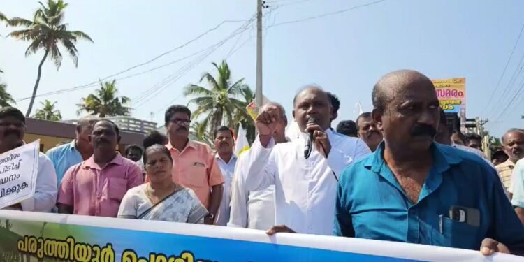 പൊഴിയൂർ തീരം സംരക്ഷിക്കണമെന്ന ആവശ്യവുമായി പരുത്തിയൂർ ഇടവക മത്സ്യഭവൻ ഉപരോധിച്ചു