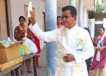 ദാരിദ്ര്യം അനുഭവിക്കുന്നവർക്ക് കുട്ടികളുടെ നേതൃത്വത്തിൽ ഭക്ഷണം വിതരണം ചെയ്ത് അരയതുരുത്തി ഇടവക