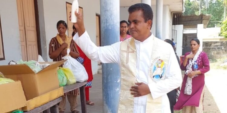 ദാരിദ്ര്യം അനുഭവിക്കുന്നവർക്ക് കുട്ടികളുടെ നേതൃത്വത്തിൽ ഭക്ഷണം വിതരണം ചെയ്ത് അരയതുരുത്തി ഇടവക