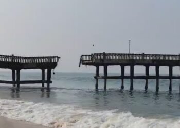 സർക്കാർ വാഗ്ദാനം പാഴ്‌വാക്കായി: പതിറ്റാണ്ടുകള്‍ പഴക്കമുള്ള തിരുവനന്തപുരം വലിയതുറ കടല്‍പ്പാലം തകര്‍ന്നു