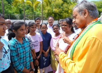 സ്ഥാനാർത്ഥികൾക്ക് നിവേദനം സമർപ്പിച്ച് വലിയതുറ ഇടവക ചൈൽഡ് പാർലമെന്റ്