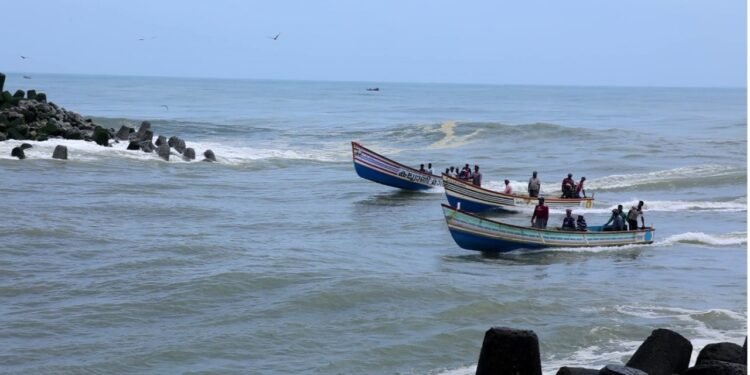 മുതലപ്പൊഴി ഹാർബറിൽ മണൽ അടിയുന്നു യാനങ്ങളുടെ യാത്ര അപകടനിലയിൽ