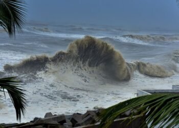 കള്ളക്കടല്‍: കേരള, തമിഴ്‌നാട് തീരങ്ങളില്‍ റെഡ് അലര്‍ട്ട്, ഉയര്‍ന്ന തിരമാലകള്‍ക്ക് സാധ്യത