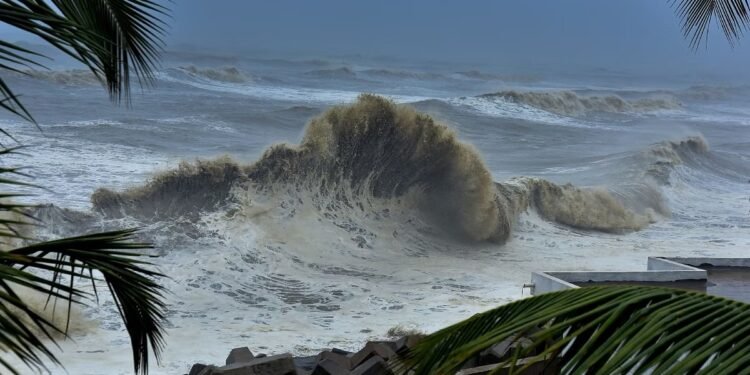 കള്ളക്കടല്: കേരള, തമിഴ്നാട് തീരങ്ങളില് റെഡ് അലര്ട്ട്, ഉയര്ന്ന തിരമാലകള്ക്ക് സാധ്യത