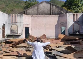 മണിപൂരിൽ ദു:ഖവാർഷികം: തകർന്ന ദേവാലയത്തിൽ മുട്ടുകുത്തി ആർച്ച്ബിഷപ് ലീനസ് നെലി