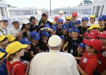 ആഗോള സഭയിലെ പ്രഥമ ശിശുദിനം: കുട്ടികളുമായി സംവദിച്ചും പരിശുദ്ധ ത്രിത്വത്തിന്റെ പാഠങ്ങൾ പകർന്നും ഫ്രാൻസിസ് പാപ്പ