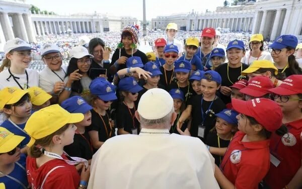 ആഗോള സഭയിലെ പ്രഥമ ശിശുദിനം: കുട്ടികളുമായി സംവദിച്ചും പരിശുദ്ധ ത്രിത്വത്തിന്റെ പാഠങ്ങൾ പകർന്നും ഫ്രാൻസിസ് പാപ്പ