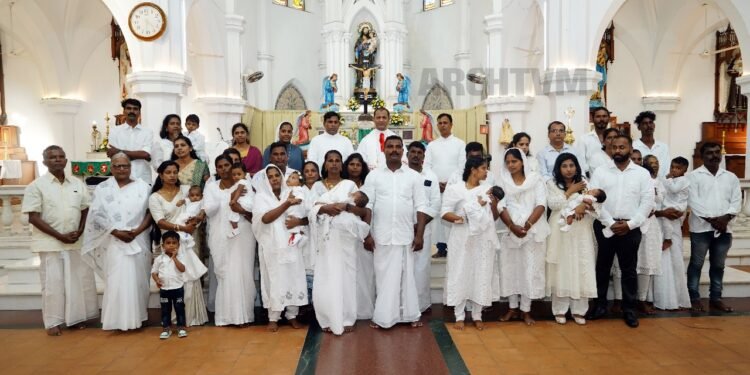 പ്രോ-ലൈഫ് കുടുംബങ്ങളിലെ ഒൻപത് കുഞ്ഞുങ്ങൾക്ക് ബിഷപ് ക്രിസ്തുദസ് മാമോദീസ നൽകി