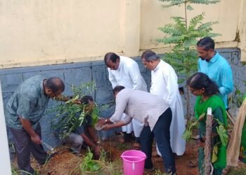സെമിത്തേരി വൃത്തിയാക്കിയും വൃക്ഷത്തൈകൾ നട്ടും പരിസ്ഥിതി ദിനമാചരിച്ച് പുഷ്പഗിരി ഇടവക