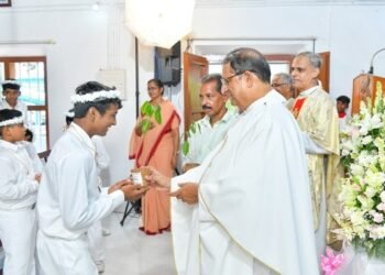 യേശുവിനെ ആദ്യമായി സ്വീകരിച്ച കുരുന്നുകൾക്ക് സമ്മാനമായി ലഭിച്ചത് വൃക്ഷത്തൈ; മുട്ടട ഇടവകയ്ക്ക് അഭിനന്ദനങ്ങൾ