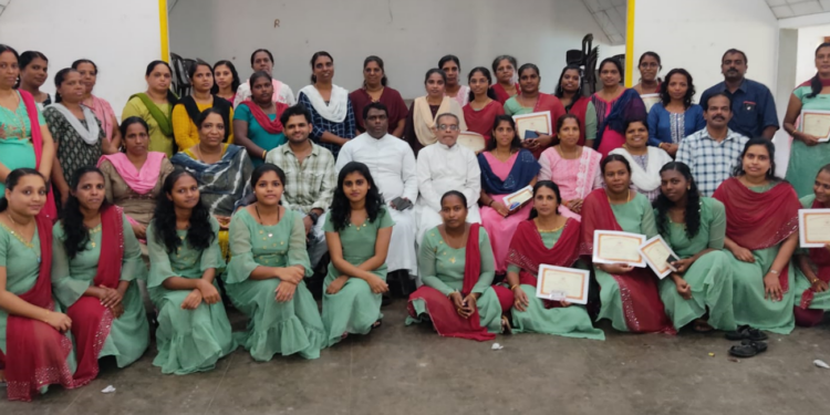 തയ്യൽ പരിശീലനം പൂർത്തിയാക്കിയവർക്ക് സർട്ടിഫിക്കറ്റും ക്ഷേമനിധി അംഗത്വകാർഡും നൽകി സാമൂഹ്യ ശുശ്രൂഷ പുതുക്കുറിച്ചി ഫൊറോന