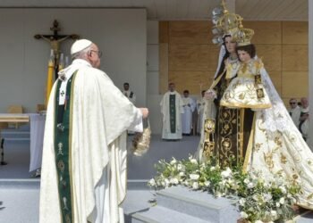 യുദ്ധത്തിന്റെ ഇരകളായവരെ കർമ്മലമാതാവിന് സമർപ്പിച്ച് ഫ്രാൻസിസ് പാപ്പ