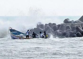 മുതലപ്പൊഴിയിൽ വീണ്ടും അപകടം;  ബോട്ട് മറിഞ്ഞ് 11 മത്സ്യതൊഴിലാളികൾ കടലിലേക്ക് വീണു