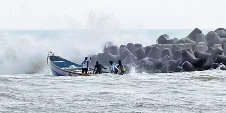മുതലപ്പൊഴിയിൽ വീണ്ടും അപകടം; ബോട്ട് മറിഞ്ഞ് 11 മത്സ്യതൊഴിലാളികൾ കടലിലേക്ക് വീണു
