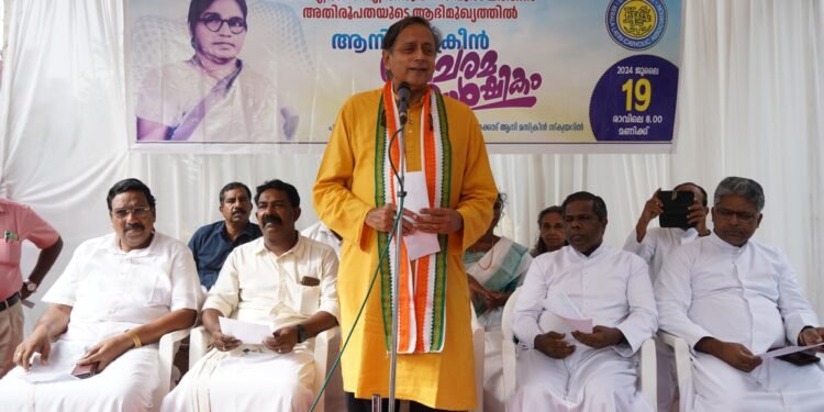 ആനി മസ്ക്രീനെ അനുസ്മരിച്ച് കെ.എൽ.സി.എ.; നിർമാണപ്രവൃത്തികൾ പ്രതിമയുടെ പ്രാധാന്യം നഷ്ടപെടുത്തുന്നൂവെന്ന് ശശി തരൂർ എം.പി