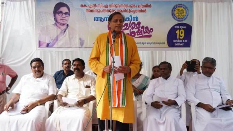 ആനി മസ്ക്രീനെ അനുസ്മരിച്ച് കെ.എൽ.സി.എ.; നിർമാണപ്രവൃത്തികൾ പ്രതിമയുടെ പ്രാധാന്യം നഷ്ടപെടുത്തുന്നൂവെന്ന് ശശി തരൂർ എം.പി