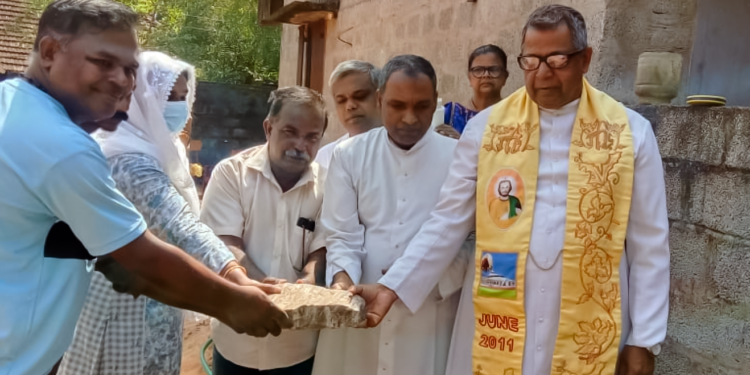 കടലിൽ മരണപ്പെട്ട മത്സ്യത്തൊഴിലാളിയുടെ കുടുംബത്തിനായുള്ള ഭവനത്തിന്റെ തറക്കല്ലിട്ട് പുതുക്കുറുച്ചി ഫൊറോന അൽമായ ശുശ്രൂഷ