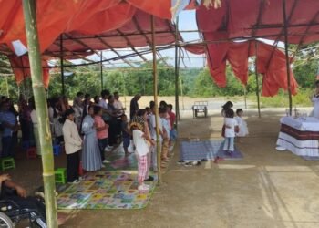 മുളയും തുണിയും ഉപയോഗിച്ച് ദേവാലയം; മണിപ്പൂരി ഗ്രാമത്തില് കുടിയൊഴിപ്പിക്കപ്പെട്ടവരുടെ ആദ്യ ബലിയര്പ്പണം