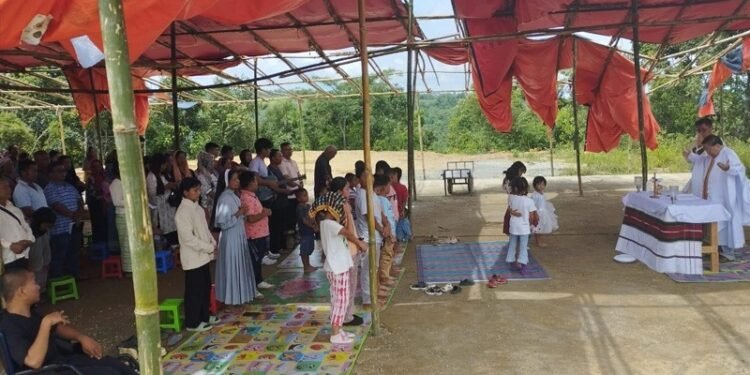 മുളയും തുണിയും ഉപയോഗിച്ച് ദേവാലയം; മണിപ്പൂരി ഗ്രാമത്തില്‍ കുടിയൊഴിപ്പിക്കപ്പെട്ടവരുടെ ആദ്യ ബലിയര്‍പ്പണം