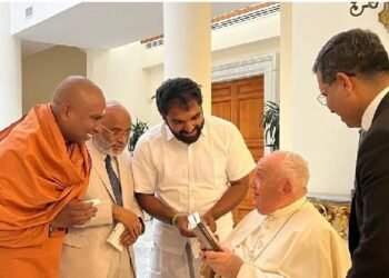 ഫ്രാൻസിസ് പാപ്പയെ സന്ദർശിച്ച് ചാണ്ടി ഉമ്മനും ശിവഗിരി മഠം പ്രതിനിധികളും; കേരളത്തിനായി തന്നോടൊപ്പം പ്രാർത്ഥനയിൽ പങ്കുചേരാൻ ആഹ്വാനം ചെയ്ത് പാപ്പ