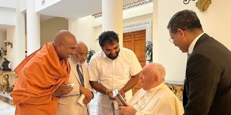 ഫ്രാൻസിസ് പാപ്പയെ സന്ദർശിച്ച് ചാണ്ടി ഉമ്മനും ശിവഗിരി മഠം പ്രതിനിധികളും; കേരളത്തിനായി തന്നോടൊപ്പം പ്രാർത്ഥനയിൽ പങ്കുചേരാൻ ആഹ്വാനം ചെയ്ത് പാപ്പ