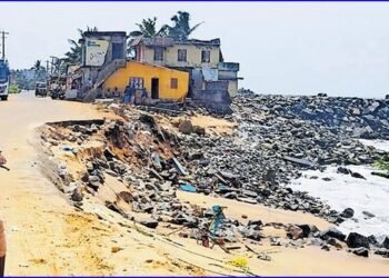 കടലാക്രമണം; പൊഴിയൂരും പൂത്തുറയിലും വീടുകളിൽ കടൽ വെള്ളംകയറി, റോഡുകൾ വീണ്ടും തകർന്നു