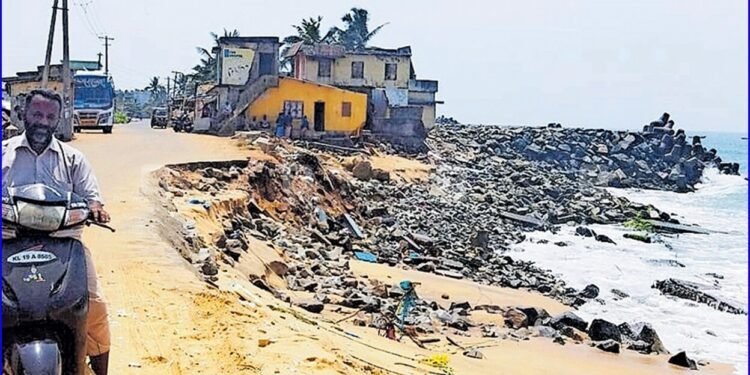 കടലാക്രമണം; പൊഴിയൂരും പൂത്തുറയിലും വീടുകളിൽ കടൽ വെള്ളംകയറി, റോഡുകൾ വീണ്ടും തകർന്നു