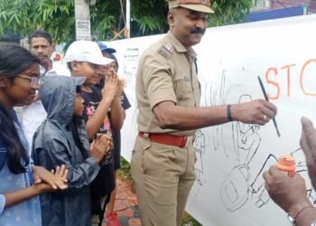 ലഹരിക്കെതിരായി വാൾ പെയിന്റിങ് നടത്തി പേട്ട ഫൊറോന സാമൂഹ്യ ശൂശ്രൂഷ